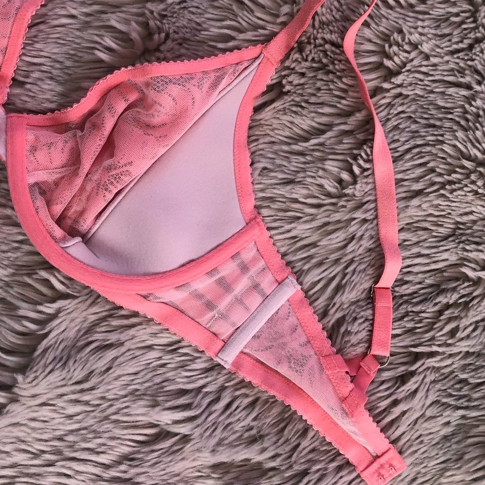 Sheer cup lace VS bra with side hardware detail. - Picture 4 of 10